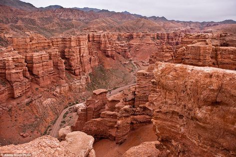 Rocky Landscape, Red Sandstone, Lincoln County, Travel News, Lush Green, Natural Wonders, Stretching, Grand Canyon, Rocky