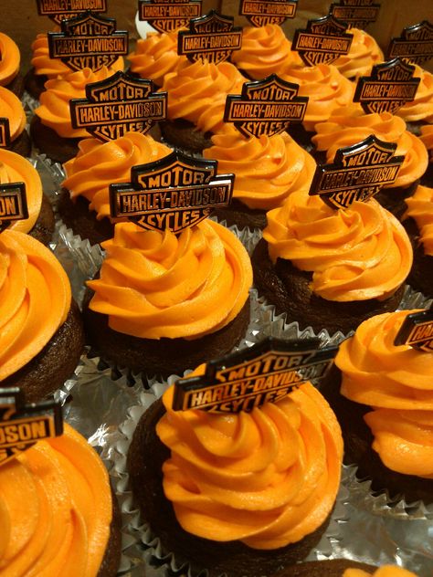 Harley Davidson Cupcakes - saw some today in Hollister! Harley Davidson Party Theme, Harley Davidson Baby Shower, Motorcycle Birthday Cakes, Motorcycle Birthday Parties, Harley Davidson Cake, Harley Davidson Decor, Harley Davidson Birthday, Motorcycle Cake, Motorcycle Party