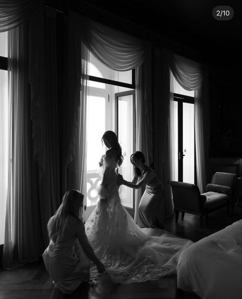 Black White Wedding Photography, Post Nuptial Photography Photo Ideas, Natural Wedding Pictures, B&w Wedding Photos, Classic Elegant Wedding Photos, Wedding Photo Couple Poses, Bridal Photoshoot Indoor, Timeless Bridal Portraits, Detailed Wedding Photos