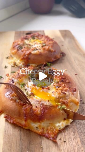 CleanEatsCentral on Instagram: "Start your day with a cheesy delight! 🧀🍳 These Cheesy Egg Bagels are the ultimate breakfast satisfaction.  By: @healthyfitbella_   All you need is: Bagel(use a slim for lower cals) Olive Oil Grated Mozzarella or Cheddar 2 Small Eggs Chilli Flakes  Cook in Airfyer or oven, I did mine @180C for 6 mins.  P.S all Airfryers differ so might take up to 10 mins  Follow @cleaneatscentral for more delicious healthy recipes daily   #brunch #breakfast #bagel #egg #delicious #easymeals" Bagel And Egg Breakfast, Breakfast Bagel Ideas, Bagel Breakfast Ideas, Egg Bagels, Breakfast Bagel Recipe, Breakfast Bagels, Cabin Food, Egg Bagel, Bagel Breakfast