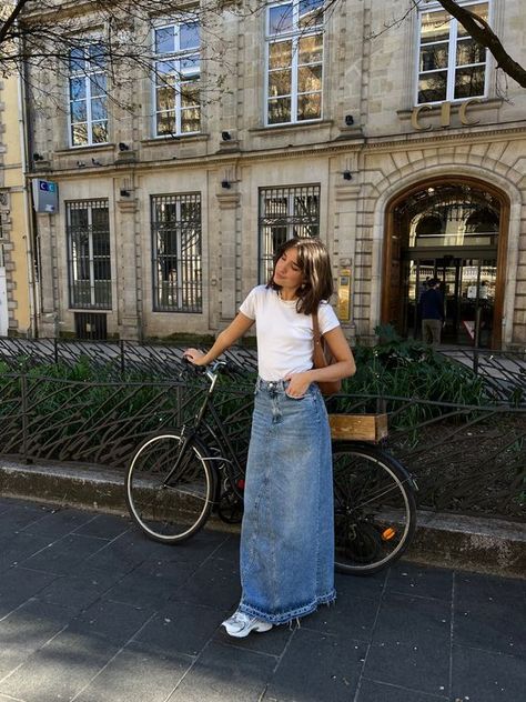 Spring Outfits Denim Skirt, Summer Long Denim Skirt Outfit, Blue Jean Maxi Skirt Outfit, Light Denim Maxi Skirt Outfit, Maxi Skirt Outfit Jean, Long Denim Skirts Outfit, Denim Maxi Skirts Outfit, Outfits With Maxi Skirts Summer, Colored Skirt Outfits