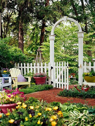 A classic white picket fence makes a charming addition to any garden, especially when paired with a matching arbor and gate. A low fence such as this gives definition to the space, but still allows unobstructed views. A pathway and arbor beckon further exploration. (I could do the fence in the front and add the arbor for my tiny back/side garden)... Small Garden Fence, Cottage Garden Design, Garden Arbor, Meteor Garden 2018, White Picket Fence, Have Inspiration, The Secret Garden, Picket Fence, Garden Fencing