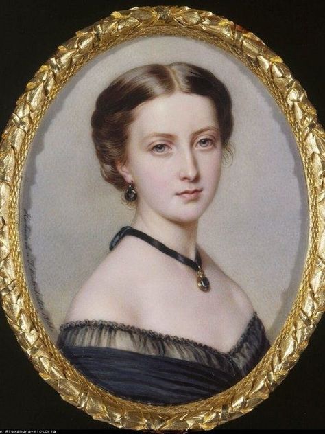 Royal Portraits Painting, Princess Helena, Duchess Of Kent, Images Victoriennes, Victorian Portraits, Victorian Paintings, Black Evening Dress, Miniature Portraits, Foto Art