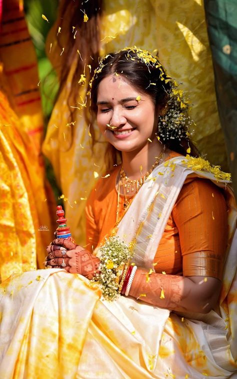 Indian Bride With Gold Jewellery, Bengali Wedding Look Bridal, Bengali Wedding Aesthetic, Bengali Haldi Look, Gaye Holud Bengali Bride, Bengali Bride Saree, Bengali Bride Traditional Look, Bengali Wedding Saree, Simple Haldi Look For Bride