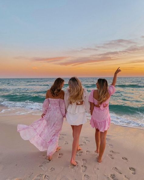 McCall Gilbert on Instagram: "Celebrating our beachy bride 📸💐🤍🌊" Mccall Mitchell, Girls On The Beach, Outfit Blonde, Girls Beach Trip, Cute Beach Pictures, Summer Picture Poses, Best Friend Poses, 3 Girls, Beach Friends