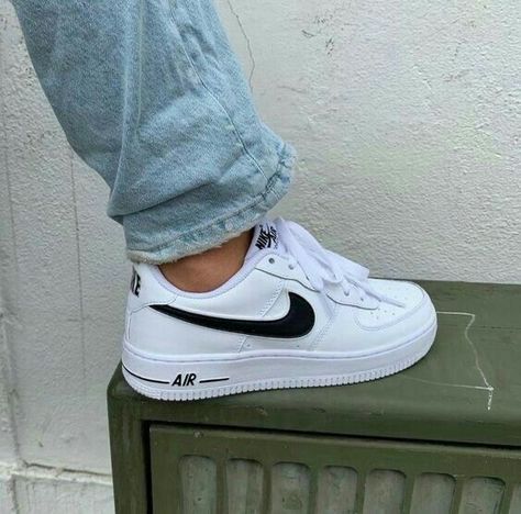 Barbara Kristoffersen, Sneaker Outfits, Sneaker Trend, Sneaker Nike, Sporty Shoes, Nike Shoes Air Force, Jordan Shoes Girls, Custom Nike Shoes, Streetwear Mode