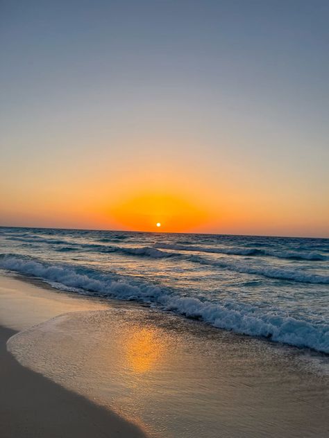 Golden hour beach .sunset beach .beautiful waves .beach pfp. Pfp Sunset, Sunset Pfp, Beach Pfp, Waves Beach, Beach Beautiful, Sunset Beach, Beach Sunset, Golden Hour