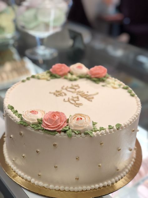 gold bridal shower cake Bridal Shower Cake Inspiration, Simple Bridal Cake, Bridal Brunch Cake Ideas, Bridal Shower Cake Tea Party, Aesthetic Bridal Shower Cake, Bridal Shower Cake Decorations, Boho Bridal Shower Cakes, Bridal Shower Sheet Cake Ideas Simple, Flower Bridal Shower Cake