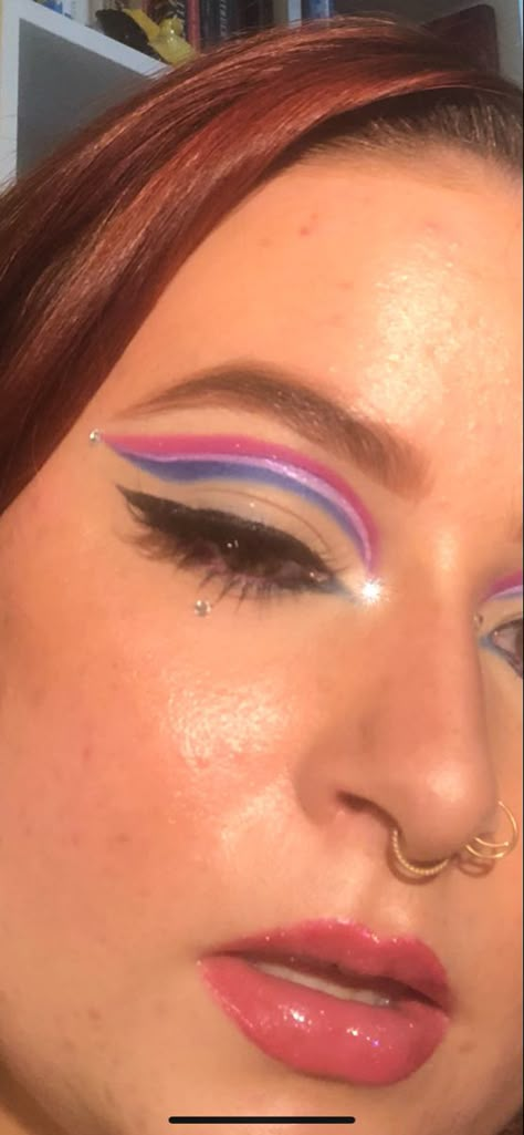 Simple Pride Make Up Looks, Simple Pride Outfit Ideas, Makeup For Pride Festival, Pride Makeup Ideas Bisexual, Pride Themed Makeup, Pansexual Eye Makeup, Pride Makeup Eyeliner, Bisexual Pride Outfit Ideas, Pride Bisexual Outfit