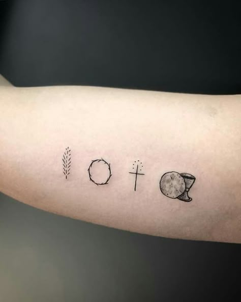 o ramo, a coroa, a cruz e o túmulo (vazio, após 3 dias ❤️) Catholic Tattoos, Biblical Tattoos, Bible Tattoos, Glyph Tattoo, Verse Tattoos, Cross Tattoos For Women, Jesus Tattoo, Cute Tiny Tattoos, Black Ink Tattoos