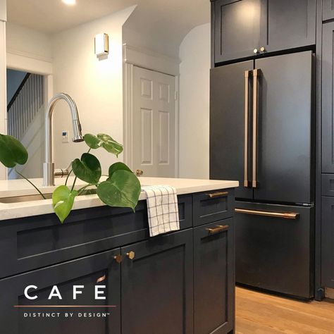 The moody dark cabinetry and matte black Café appliances are just beautiful together in this kitchen by Anna Mack. Don't you agree? Kitchen Cabinets With Black Appliances, Dark Brown Kitchen Cabinets, Dark Brown Kitchen, Cafe Appliances, Ge Cafe Appliances, Black Fridges, Black Appliances Kitchen, Brown Kitchen Cabinets, Black Appliances