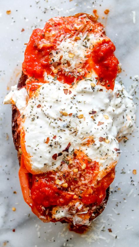 "Make it mini" with Le Creuset: Viral pizza toast - bon abbetit Pizza Toast, Breakfast Photography, Fresh Tomato Sauce, Burrata Cheese, Garlic Bulb, Truffle Oil, Sliced Tomato, Heirloom Tomatoes, Food Trends