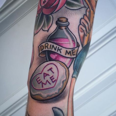 Alice eat me drink me tattoo Tim Burton Tattoo, Alice And Wonderland Tattoos, Disney Sleeve, Petit Tattoo, Wonderland Tattoo, Eat Me, Pandora Hearts, Girly Tattoos, Disney Addict