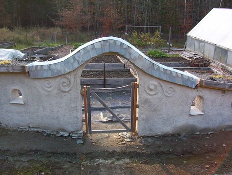 Cob Wall, Cob Homes, Cob Building, Earth Bag Homes, Natural Building Materials, Earth Bag, Straw Bale House, Metal Gate, Straw Bale