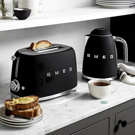 Smeg Kettle, Smeg Toaster, Retro Kitchen Appliances, Retro Toaster, Smeg Kitchen, Retro Refrigerator, Smeg Appliances, Kettle And Toaster Set, Kitchen Objects