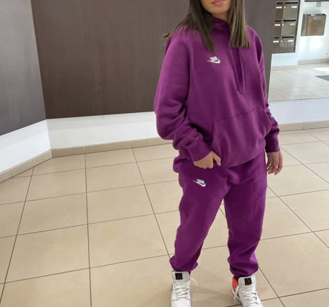 Nike Pros And Sweatpants, Nike Sweatsuit Outfits Women, Nike Tracksuit Outfit Women, Nike Sweatsuit Outfits, Nike Tracksuit Outfit, Nike Joggers Outfit, Sweatsuit Outfits Women, Sweatsuit Outfits, Nike Sweatsuit