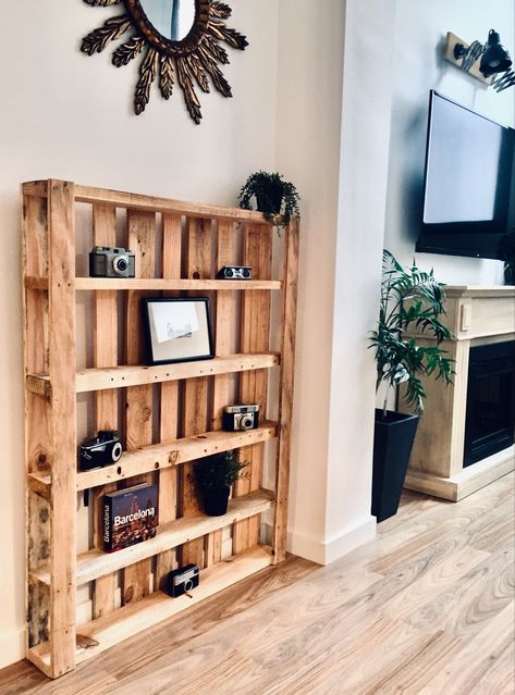 Wood Pallet Bookshelf Diy, Diy Bookshelf Pallet, Pallet Corner Shelf, Pallets Bookshelf, Pallet Wood Ideas, Pallet Bookshelf, Sweet Room, Cable Drum, Rustic Home Decor Ideas