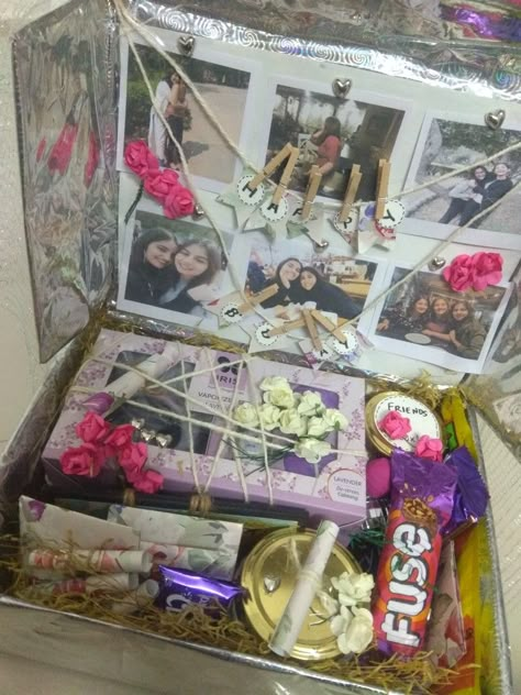 Friendship Boxes Diy Gift Ideas, Memory Box Ideas Diy Best Friend, Friendship Box Ideas, Bunch Of Chocolates, Picture Gifts Diy, Bestie Things, Birthday Presents For Friends, Clouds Aesthetic, Bff Birthday Gift