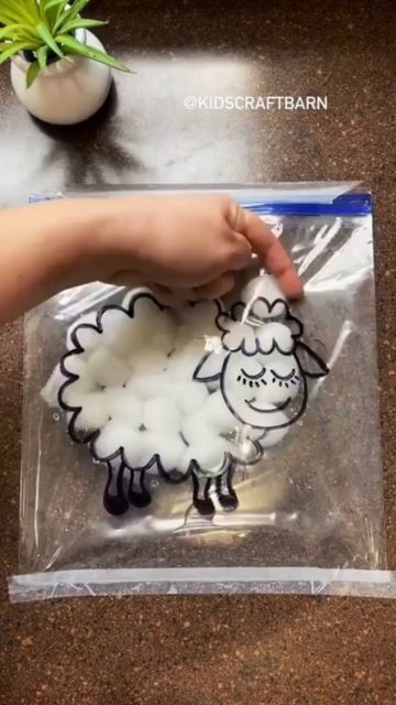 Sheep Sensory Activities, Preschool Crafts Activities, Preschool Craft Activities, Sensory Bag, Sensory Bags, Baby Art Projects, Zip Lock Bag, Toddler Sensory, Farm Baby