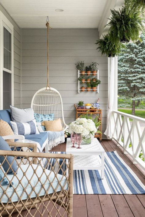 Planning a Garden Wedding? Check Out These Ideas Summer Porch Decor, Summer Porch, House With Porch, Front Porch Decorating, Porch Design, Balcony Design, The Porch, Decor Minimalist, Small Balcony