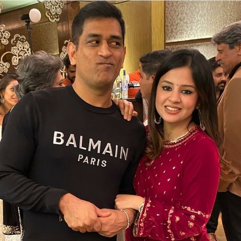 Ms dhoni with sakshi Ms Dhoni Wife, Mahendra Singh Dhoni, Ms Dhoni Photos, Dhoni Wallpapers, India Win, Ms Dhoni, Chennai Super Kings, Paris Images, Tennis Match