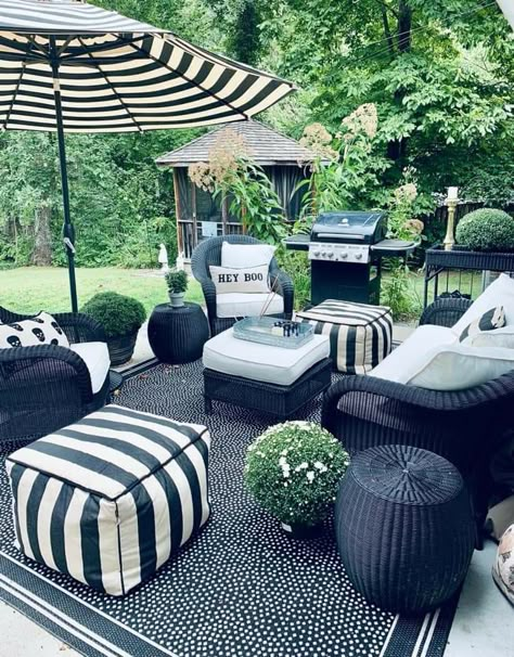 Black And White Patio Decorating Ideas, Outdoor Adult Birthday Party, Pool Area Decorating Ideas, Adult Birthday Party Decorations, Outside House Decor, Patio Decorating Ideas Seating Areas, Backyard Patio Furniture, Small Patio Decor, Outdoor Pool Area