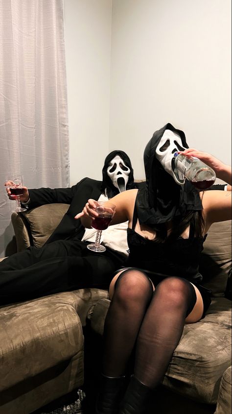 matching halloween costumes Scream Costumes Couples, Scream Matching Costumes, Scream Duo Costume, Ghostface Costume Women Ideas, Couple Scream Costume, Ghost Face And Victim Costume, Ghost Face Costume Couple, Scream Couples Costume, Matching Costumes Couples