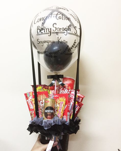 Air balloon snack bouquet for graduation Snacks Bouquet, Bouquet For Graduation, Bucket Balon, Ideas For Snacks, Snack Bucket, Snack Bouquet, Bouquet Graduation, Candy Arrangements, Bucket Ideas