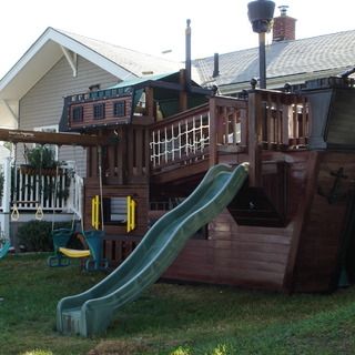 PIRATE SHIP PLAYHOUSE - this thing is the BOMB!!! Pirate Ship Playhouse Plans, Ship Playhouse, Outdoor Playhouse Ideas, Pirate Ship Playhouse, Kids Playhouse Plans, Kids Indoor Playhouse, Kids Forts, Playhouse Plans, Indoor Playhouse