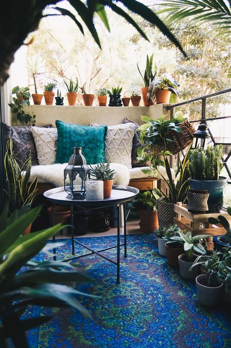 Little Boho Balcony Veranda Design, Boho Balcony, Bohemian Patio, Balkon Decor, Boho Patio, Balcony Plants, Balcony Patio, Apartment Patio, Outdoor Balcony