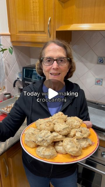 Maddie and Nonna Fina on Instagram: "These are so yummy and melt in your mouth 😋 

🩷Ingredients 
3 egg whites 
250g icing sugar 
400g roasted almonds cut in 1/4
1tbsp vanilla sugar
Pinch of salt 
 
🩷Method
- Cut almonds into long quarters and roast. Then set aside to cool 
-Crack 3 egg whites 
- Add pinch of salt 
- Beat with electric mixer until it looks like snow
- Put 1tbsp vanilla sugar in 250g icing sugar 
- Add to egg whites and mix with spoon 
- Add egg white mixture to cooled down almonds 
- Mix from the bottom to the top 
- Spoon onto baking tray 
- Bake in oven for 30-40mins at 150C

#italian #italianfood #nonna #baking #bakinglove #biscuits #dessert #easyrecipes" Desserts With Egg Whites, Egg Biscuits Cookies Italian, Royal Icing Using Egg Whites, Almond Egg White Cookies, Almond Biscuits Italian, Biscuits Dessert, Egg White Cookies, Apple Crisp Bars Recipe, Lemon Ricotta Cookies