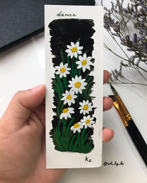 Daisy Bookmark, Bookmark Ideas, Creative Bookmarks, Lotr Art, Bookmark Craft, Daisy Painting, Doll Diy Crafts, Clay Diy Projects, Watercolor Bookmarks