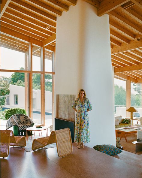 Southwest Living Room, Amanda Brooks, Southwest Living, Chic Beach House, Rattan Dining Table, Double Sided Fireplace, Vintage Stool, Staircase Railings, Summer Getaway