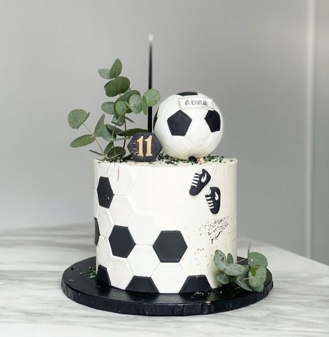 Football Birthday Cake Boys, Football Cakes For Boys, Football Cake Design, Football Themed Cakes, Soccer Birthday Cakes, Cake Designs For Boy, Football Birthday Cake, Sports Themed Cakes, Soccer Cake