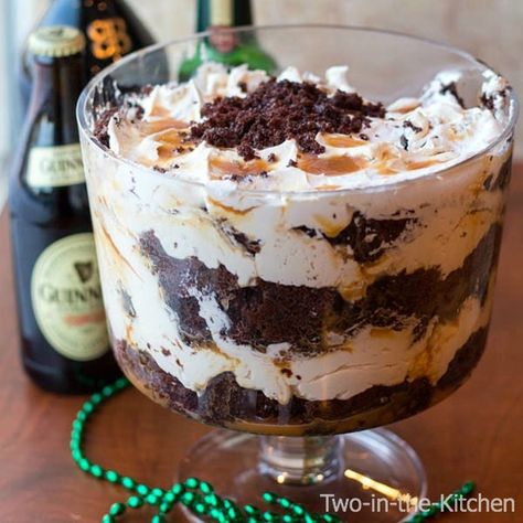 Boozy Triple Irish Trifle Recipe - Pretty My Party - Party Ideas Boozy Trifle, Hot Chocolate Alcoholic Drinks, Chocolate Alcoholic Drinks, St Patrick's Day Food, Trifle Bowl Recipes, Rainbow Bread, Strawberry Cream Cakes, Mint Oreo, Lime Cake