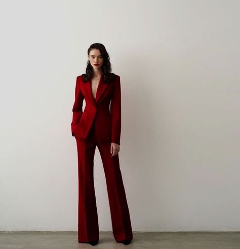 Red Pantsuit, Woman In Suit, Woman Suit Fashion, Red Suit, Elegante Casual, Classy Work Outfits, Stylish Work Outfits, Graduation Outfit, Formal Outfit