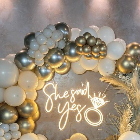 Cute Engagement Decor, She Said Yes Balloon Garland, Surprise Engagement Decorations, Engagement Party Outside Decor, Engament Decorations At Home, Engagement Party Balloons Decor, Engagement Party Board, White And Gold Engagement Party Decor, Engagement Party White And Gold