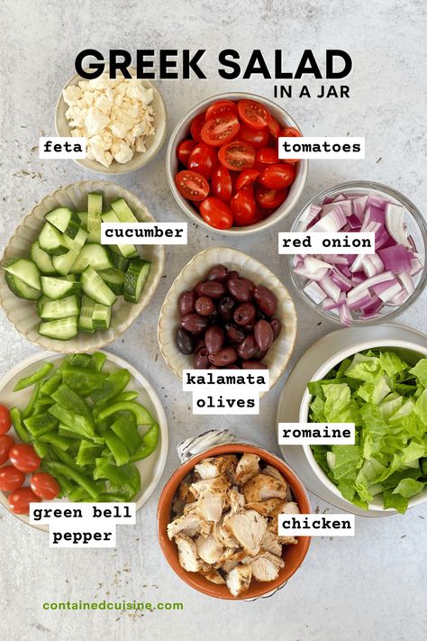 Easy Greek Mason Jar Salad with Chicken Greek Salad Jar, Greek Salad Mason Jar Recipe, Greek Salad In A Jar, Romaine Salad Recipes, Jar Salad Ideas, Romaine Lettuce Recipe, Greek Salad With Chicken, Classic Greek Salad, Mason Jar Meal Prep