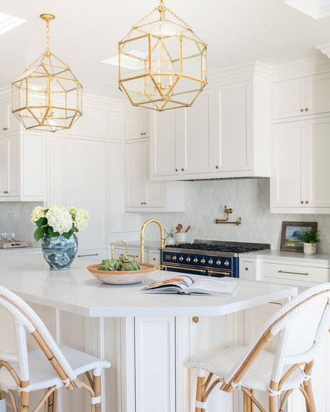 Michelle Woolley Sauter on Instagram: “Happy Monday, sweet friends!! Coming outta the gate with this gorgeous kitchen vibe from @mbc.interiordesign Isn't it a gem, y'all?! This…” Minimalist Southern Home, Digs Design Company, Grand Millennial Style Kitchen, Grandmillennial Kitchen, Charleston Townhouse, Grand Millennial Kitchen, Charleston Homes Interiors, Grandmillenial Kitchen, Southern Kitchen Design