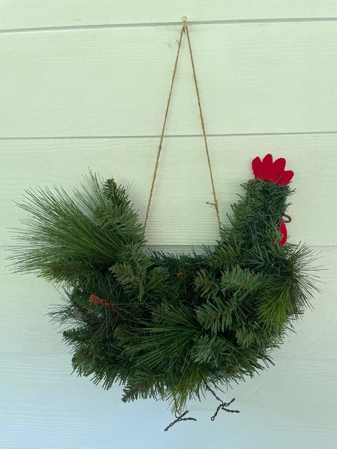 Christmas Chicken Wreath, Diy Chicken Wreath, Chicken Christmas Wreath, Chicken Decor Diy Craft Ideas, Chicken Christmas Decorations, Chicken Feather Wreath, Chicken Wreath Diy, Chicken Decor Diy, Chicken Feather Crafts