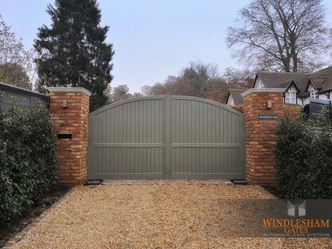 Farmhouse Driveway Gate, Modern Garden Gate, Wooden Electric Gates, Gate And Fence Ideas, Pier Caps, Reigate Surrey, Entrance Walls, Modern Gates, House Front Gate