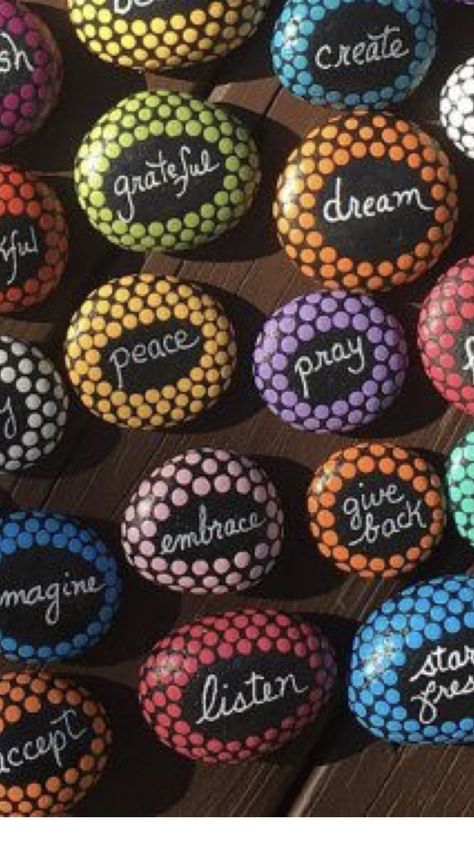 Kindness Rocks Ideas, Aesthetic Rock Painting Ideas, Aesthetic Rock Painting, Kids Rock Painting, Aesthetic Rock, Painted Stones Ideas, Mandala Painted Rocks, Diy Rock Art, Mandala Rock Art