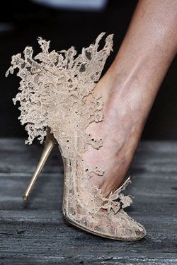 ♥ @PhilipTreacy1 for @Maison Valentino 2009. Something very delicate in tatters — but actually, it looks quite good in tatters! ♥ Philip Treacy, Valentino Couture, By Any Means Necessary, Valentino Shoes, Shoe Art, Gorgeous Shoes, Fabulous Shoes, Crazy Shoes, Shoe Obsession