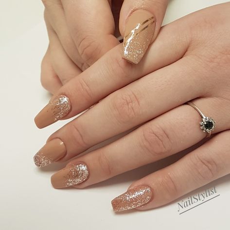 Gel Nail Designs For Brides, Bridal Nails With Henna, Nails Design For Engagement, Nail Art Bridal Indian, Nails Acrylic For Bride, Mail Extension Design, Nails For Indian Wedding Guest, Nail Color To Match Gold Dress, Acrylic Nail Extensions Design