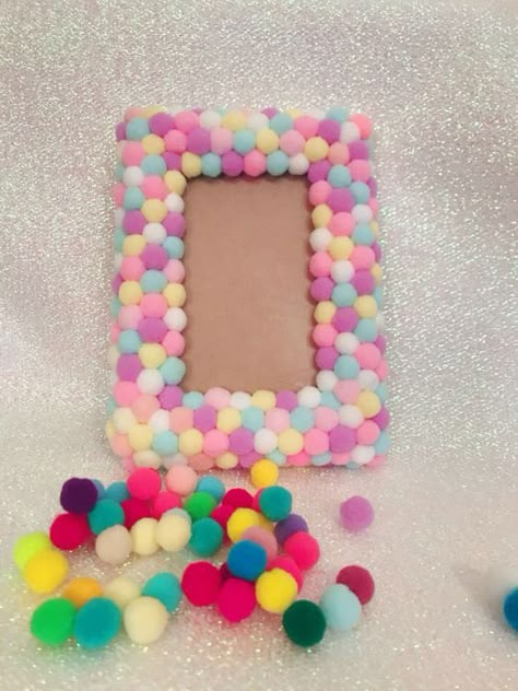 Pastel Diy Crafts, Pom Pom Mirror Diy, Diy Photo Frame Ideas Creative, Pom Pom Frame, Pom Pom Painting, Pom Pom Mirror, Frames Diy Crafts, Candy Pastel, Photo Frame Crafts