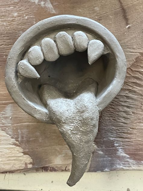 Clay Art Grunge, Teeth Ashtray, Ash Try Out Of Clay, Cool Pinch Pots, Clay Monster Ideas, Cool Ash Trays Clay, Ceramic Project Ideas High School, Ash Tray Ideas Clay, Weird Ceramic Art