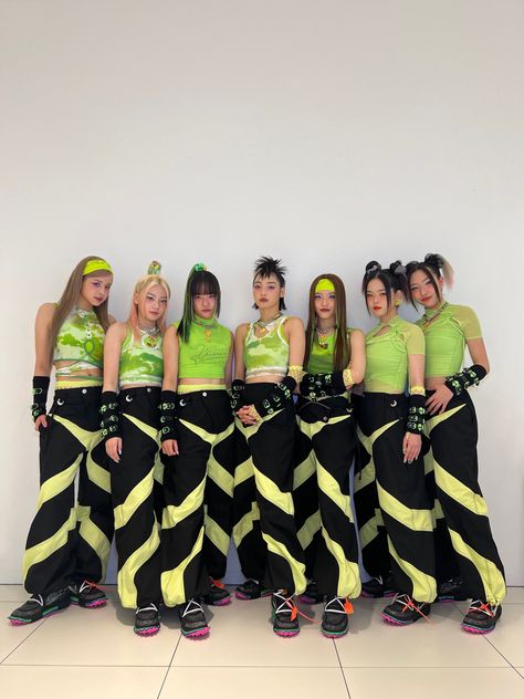 Xg New Dance Outfits, Xg Outfits Inspired, Hiphop Dance Outfit Dancers, Dance Crew Outfits, Xg Outfits, Hiphop Dance Outfit, Dance Team Clothes, Kpop Costume, Hip Hop Dance Outfits