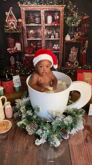 Christmas Announcement, Baby Holiday Photos, Christmas Family Photoshoot, Baby Milestones Pictures, Baby Christmas Photos, Baby Milestone Photos, Cute Black Babies, Baby Photo Shoot