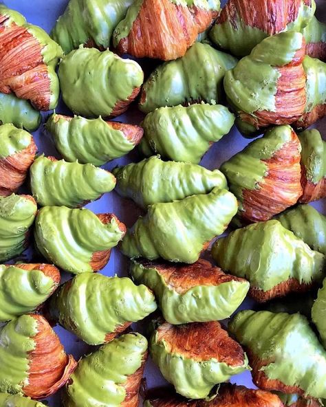 Matcha white chocolate dipped croissants Matcha Croissant, Matcha Bars, Matcha White Chocolate, French Croissant, Matcha Recipes, Croissant Recipe, Matcha Benefits, Matcha Recipe, Daily Health Tips