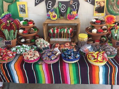 mesas de dulces mexicanos tradicionales Mexican Theme Baby Shower, Mexican Fiesta Birthday Party, Mexican Theme Party Decorations, Mexican Baby Shower, Mexican Birthday Parties, Mexican Themed Weddings, Mexican Party Decorations, Mexican Fiesta Party, Fiesta Birthday Party